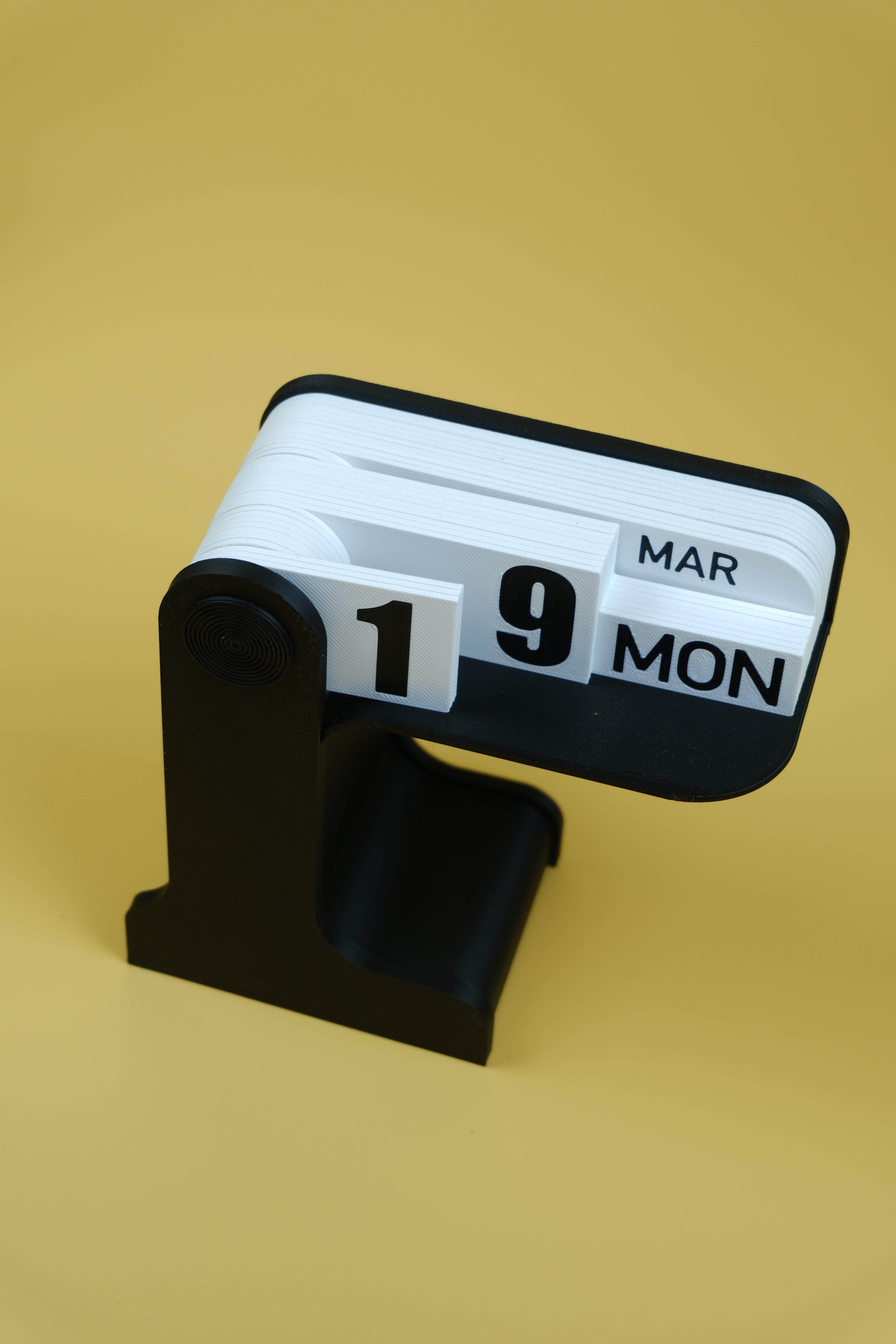 DAY PLAY - Perpetual Desk Calendar BLACK